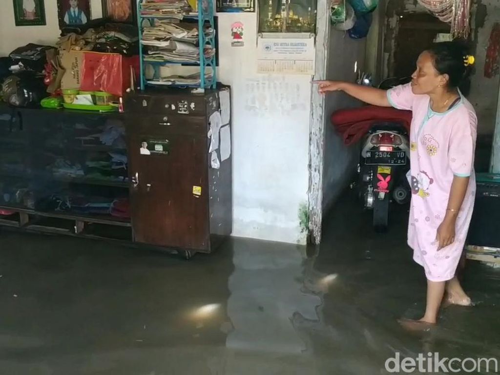 Cerita Warga Pasuruan Berlebaran Ketupat di Tengah Banjir
