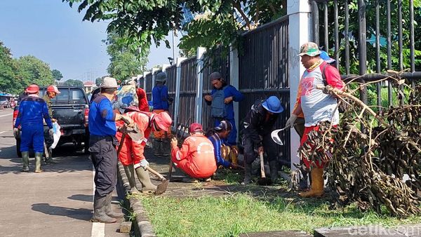 Bersih-bersih Kawasan Stadion GBLA Bandung