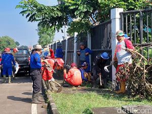 Bersih-bersih Kawasan Stadion GBLA Bandung
