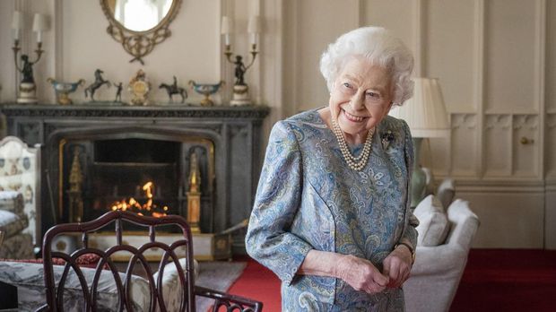 FILE - Britain's Queen Elizabeth II smiles while receiving the President of Switzerland Ignazio Cassis and his wife Paola Cassis during an audience at Windsor Castle in Windsor, England, April 28, 2022. Buckingham Palace says Queen Elizabeth II will not attend the opening of Parliament on Tuesday amid ongoing mobility issues. The palace said in a statement Monday, May 9 that the decision was made in consultation with her doctors and that the 96-year-old monarch had “reluctantly’’ decided not to attend.(Dominic Lipinski/Pool Photo via AP, file)