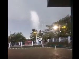 Cerita Warga soal Puting Beliung di Lebak: Rangka Baja Terbang