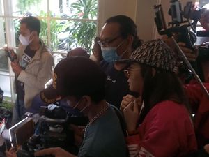 Denise Chariesta Muncul di Jumpa Pers Medina Zein, Ngaku Jadi Wartawan Denise Chariesta Muncul di Jumpa Pers Medina Zein, Ngaku Jadi Wartawan