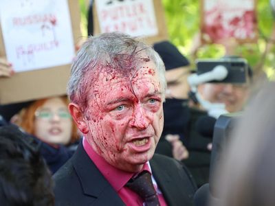Ekspresi Dubes Rusia Usai Disiram Cairan Merah di Polandia