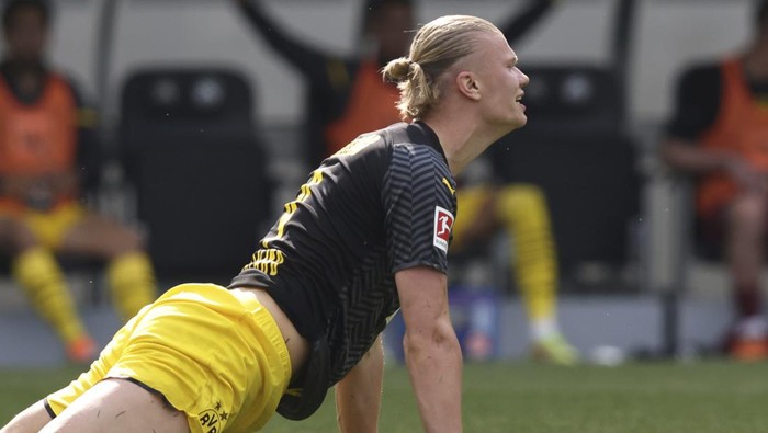 Dortmunds Erling Haaland lies on a German Bundesliga soccer match between Greuther Fuerth and Borussia Dortmund in Fuerth, Germany, Saturday, May 7, 2022. (Daniel Karmann/dpa  via AP)