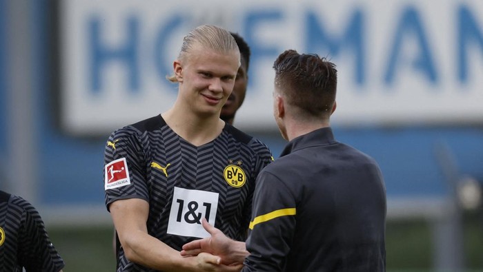 Soccer Football - Bundesliga - Greuther Fuerth v Borussia Dortmund - Sportpark Ronhof Thomas Sommer, Fuerth, Germany - May 7, 2022 Borussia Dortmunds Erling Braut Haaland shakes hands with Marco Reus after the match REUTERS/Heiko Becker DFL REGULATIONS PROHIBIT ANY USE OF PHOTOGRAPHS AS IMAGE SEQUENCES AND/OR QUASI-VIDEO.