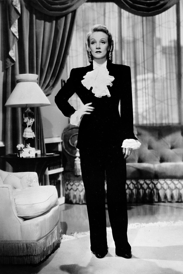Foto: instagram.com/harpersbazaar.com Marlene Dietrich kenakan setelan jas/