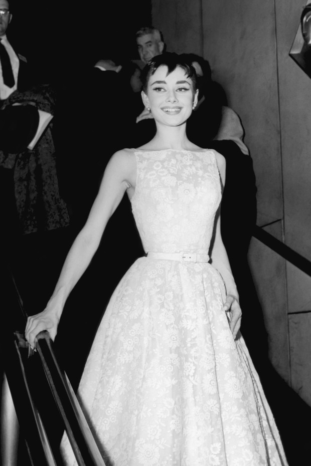 Audrey Hepburn kenakan dress aksen ikat pinggang/