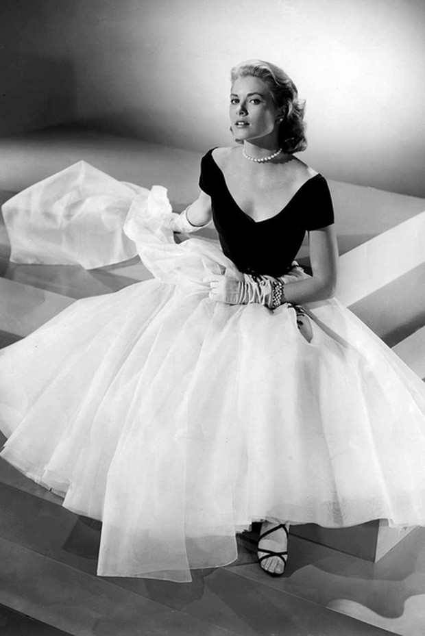 Foto: pinterest.com/Vanity Fair France Grace Kelly yang sering mengenakan kalung mutiara/