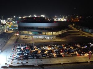 Minggu Malam, Pelabuhan Bakauheni Dipadati Mobil Pemudik Hendak ke Merak