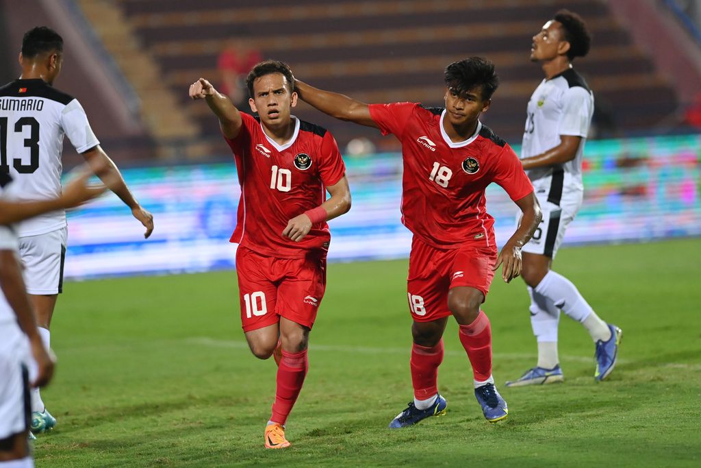 Pesepak bola Timnas Indonesia Egy Maulana Vikri (kiri) berselebrasi usai menjebol gawang Timnas Timor Leste dalam laga lanjutan Grup A Sepak Bola SEA Games 2021 Vietnam didi Stadion Viet Tri, Phu Tho, Vietnam, Selasa (10/5/2022).ANTARA FOTO/Aditya Pradana Putra/rwa.