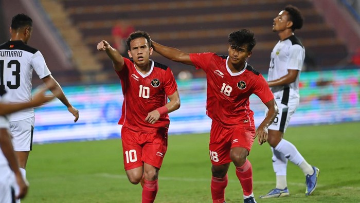 Pesepak bola Timnas Indonesia Egy Maulana Vikri (kiri) berselebrasi usai menjebol gawang Timnas Timor Leste dalam laga lanjutan Grup A Sepak Bola SEA Games 2021 Vietnam didi Stadion Viet Tri, Phu Tho, Vietnam, Selasa (10/5/2022).ANTARA FOTO/Aditya Pradana Putra/rwa.
