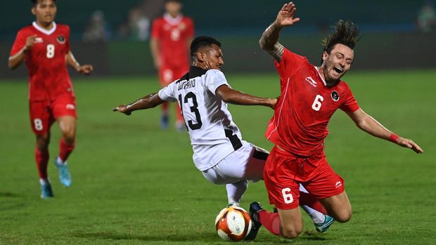 Pesepak bola Timnas Indonesia Marc Klok (kanan) terjatuh setelah dilanggar pesepakbola Timnas Timor Leste Gumario Da Silva dalam laga lanjutan Grup A Sepak Bola SEA Games 2021 Vietnam didi Stadion Viet Tri, Phu Tho, Vietnam, Selasa (10/5/2022).ANTARA FOTO/Aditya Pradana Putra/rwa.