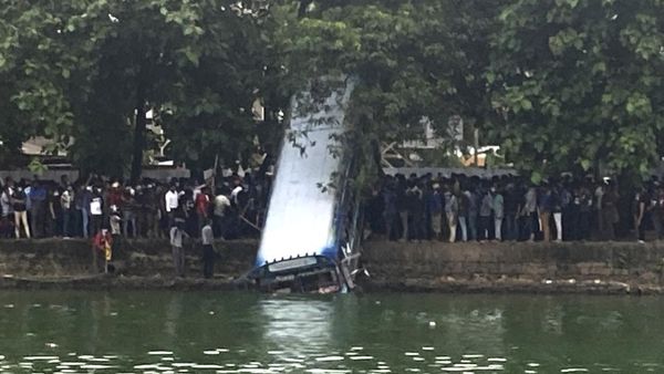 Jadi Sasaran Amuk Massa, Bus di Sri Lanka Nyemplung ke Danau