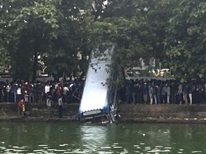 Jadi Sasaran Amuk Massa, Bus di Sri Lanka Nyemplung ke Danau