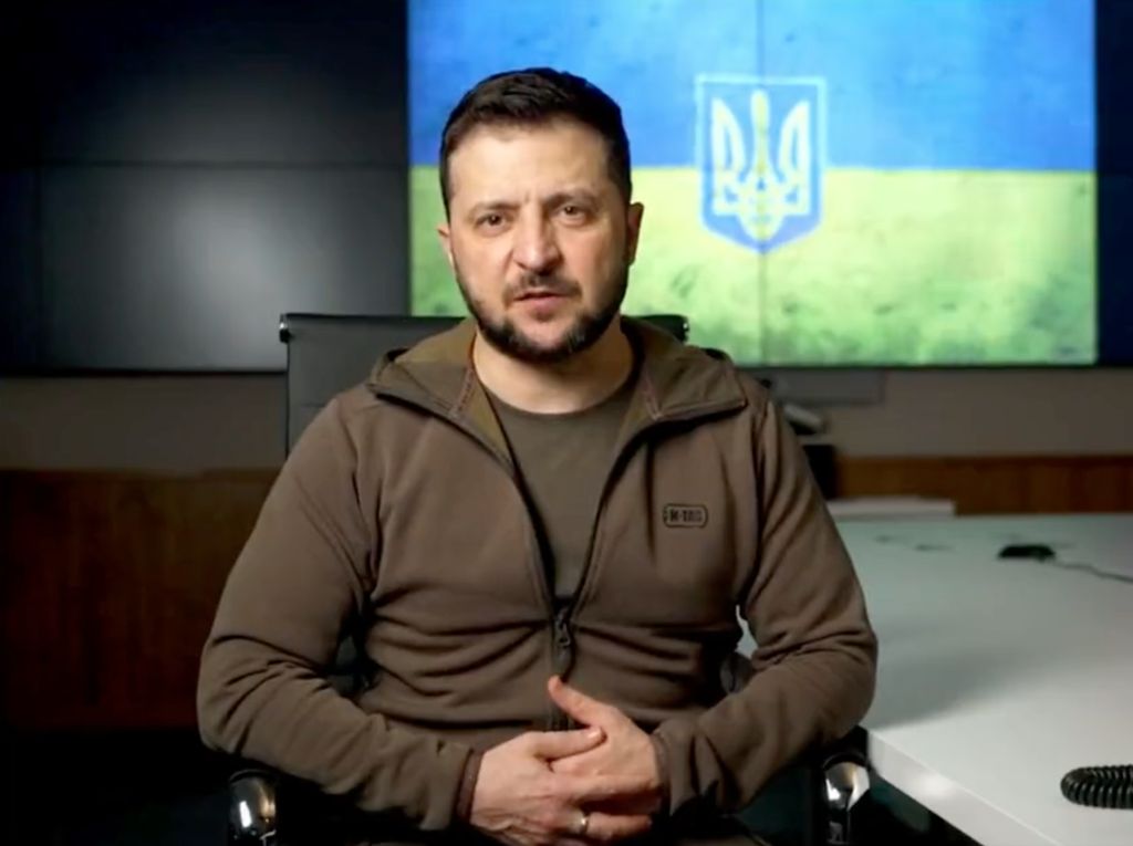 Tampak Sederhana, Jaket Ikonik Presiden Ukraina Ini Berhasil Terjual Rp 1,6 M