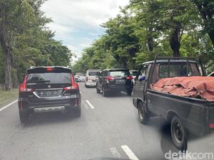 Frontage Jalan Ahmad Yani Menuju Surabaya Ditutup Frontage Jalan Ahmad Yani Menuju Surabaya Ditutup