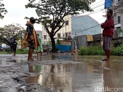 Penampakan Jalan Tun Abdul Razak di Gowa Rusak Parah, Lubang Bak Kubangan