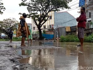 Penampakan Jalan Tun Abdul Razak di Gowa Rusak Parah, Lubang Bak Kubangan Penampakan Jalan Tun Abdul Razak di Gowa Rusak Parah, Lubang Bak Kubangan