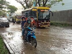 Curhat Pedagang Batu Merah di Jalan Tun Abdul Razak, Mobil Rusak Injak Lubang