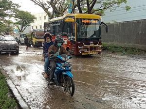 Curhat Pedagang Batu Merah di Jalan Tun Abdul Razak, Mobil Rusak Injak Lubang Curhat Pedagang Batu Merah di Jalan Tun Abdul Razak, Mobil Rusak Injak Lubang