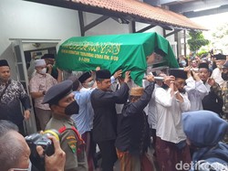 Detik-detik Jenazah Lily Wahid Tiba di Ponpes Tebuireng