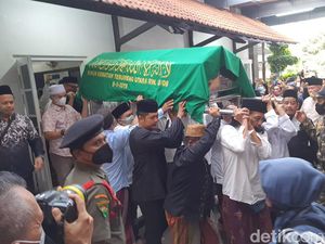 Detik-detik Jenazah Lily Wahid Tiba di Ponpes Tebuireng Detik-detik Jenazah Lily Wahid Tiba di Ponpes Tebuireng