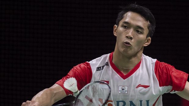 Pebulu tangkis tunggal putra Indonesia Jonatan Christie mengembalikan kok ke arah lawannya pebulu tangkis tunggal putra Thailand Kantaphon Wangcharoen dalam pertandingan babak penyisihan grup A Piala Thomas Uber 2022 di Impact Arena, Bangkok, Thailand, Senin (9/5/2022). Jonatan Christie kalahkan tunggal putra Thailand dengan skor 22-20 dan 21-16. ANTARA FOTO/M Risyal Hidayat/pras.