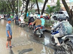 Jalan Tun Abdul Razak Berlubang Bak Kubangan Kerbau Kian Menyengsarakan Warga Jalan Tun Abdul Razak Berlubang Bak Kubangan Kerbau Kian Menyengsarakan Warga