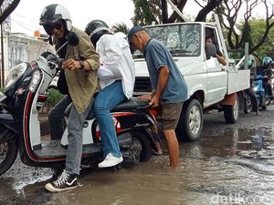 Jalan Tun Abdul Razak Kewenangan Pemprov Sulsel Rusak Parah, Ancam Pengendara Jalan Tun Abdul Razak Kewenangan Pemprov Sulsel Rusak Parah, Ancam Pengendara