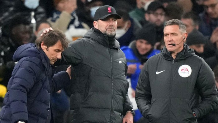 Tottenhams head coach Antonio Conte, left, and Liverpools manager Jurgen Klopp, center, at the end of the English Premier League soccer match between Tottenham Hotspur and Liverpool at the Tottenham Hotspur Stadium in London, Sunday, Dec. 19, 2021. (AP Photo/Frank Augstein)