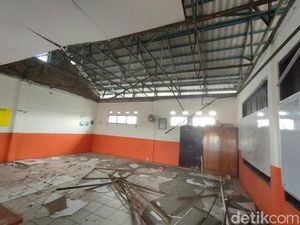 Guru SDN Pancoranmas 3 Minta Pemkot Depok Cepat Perbaiki Kerusakan Sekolahnya