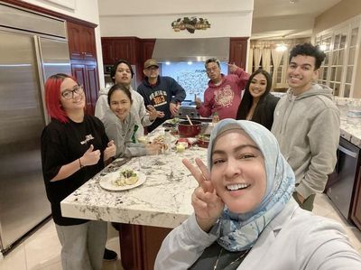 Kulineran Seru Uya Kuya Saat di Amerika Bareng Keluarga Besarnya