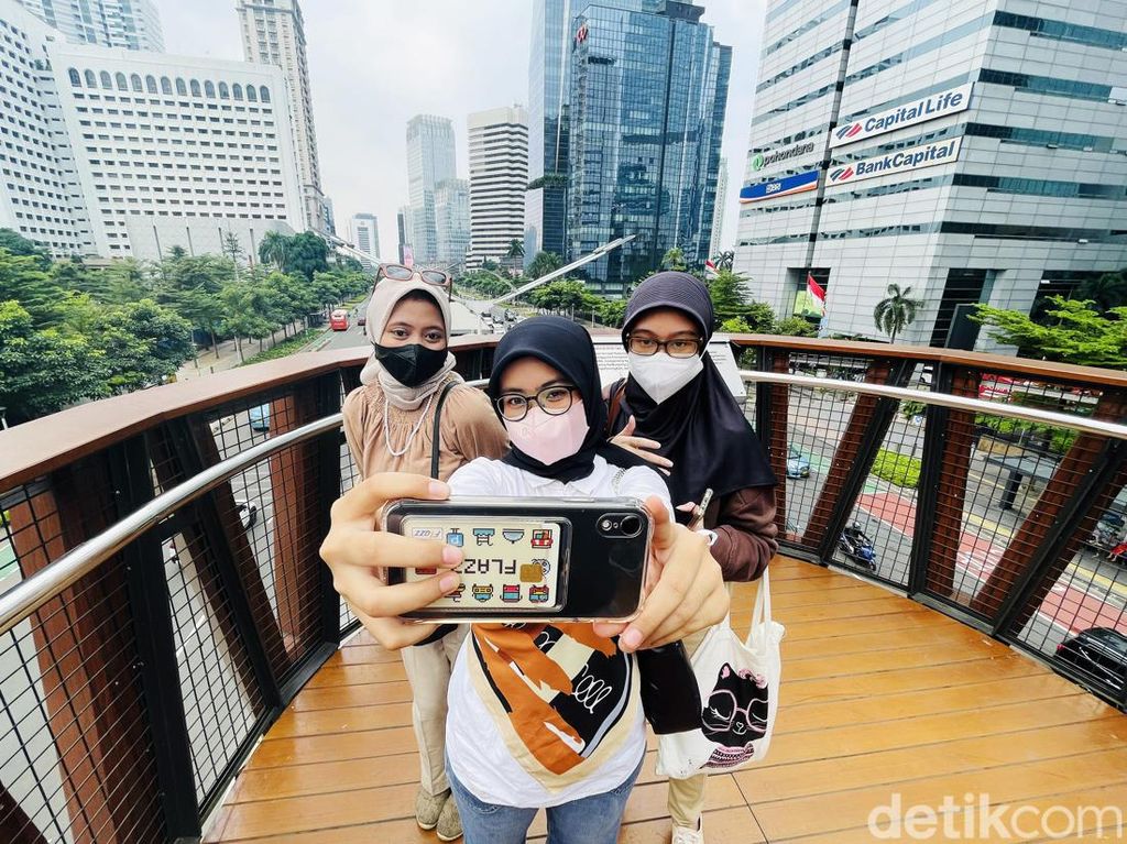 Meski Cuaca Membara, JPO Pinisi Tetap Jadi Tujuan Selfie Traveler