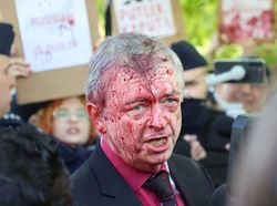 Dubesnya di Polandia Disiram Cairan Merah oleh Demonstran, Rusia Marah!