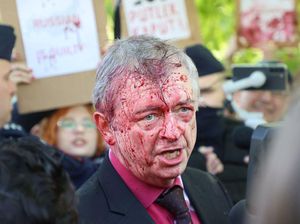 Dubesnya di Polandia Disiram Cairan Merah oleh Demonstran, Rusia Marah!