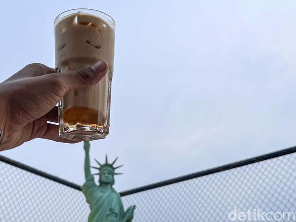 Ngopi Bareng Patung Liberty di Jaksel