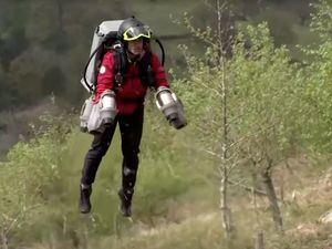 Gambaran Paramedis Masa Depan: Terbang Dengan Jet Bak Iron Man Gambaran Paramedis Masa Depan: Terbang Dengan Jet Bak Iron Man