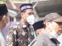 Ini Sosok Pengusaha Pecel Lele yang Viral Hamburkan Uang di Lamongan