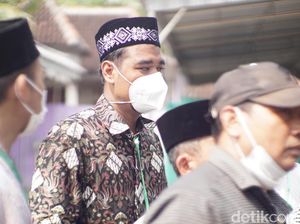 Viral Pengusaha Pecel Lele Hamburkan Uang di Lamongan, Begini Sosoknya Viral Pengusaha Pecel Lele Hamburkan Uang di Lamongan, Begini Sosoknya