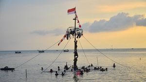 Potret Tradisi Syawalan di Jepara, Panjat Pinang di Laut