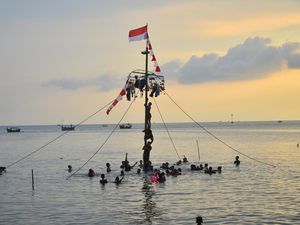 Potret Tradisi Syawalan di Jepara, Panjat Pinang di Laut