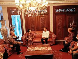 Jokowi Silaturahmi ke Kediaman Mooryati Soedibyo