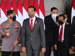 Momen Luhut Pijit Bahu Pratikno Saat Dampingi Jokowi Sebelum Terbang ke AS