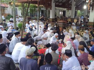 Momen Pemakaman Lily Wahid, Dihadiri Khofifah Hingga Gus Muwafiq Momen Pemakaman Lily Wahid, Dihadiri Khofifah Hingga Gus Muwafiq