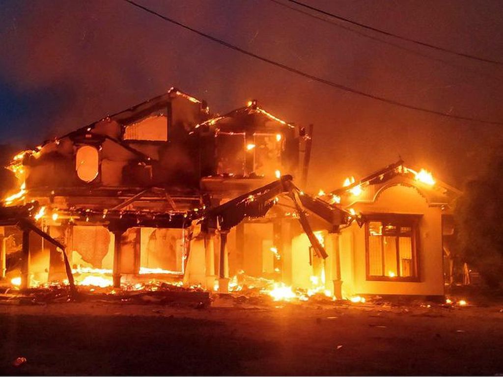 Rumah Pemimpin Sri Lanka Dibakar Massa Usai PM Rajapaksa Mundur
