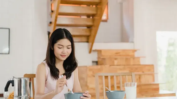 Hindari melewatkan sarapan karena justru membuat kamu terus-menerus lapar sepanjang hari