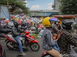Snapshots: TPST Piyungan Diblokade Warga, Sampah di Jogja Menggunung