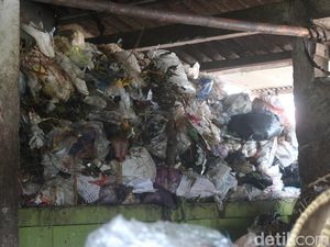 Snapshots: Sampah Menggunung di Pasar Bantul Gegara TPST Piyungan Tutup Snapshots: Sampah Menggunung di Pasar Bantul Gegara TPST Piyungan Tutup