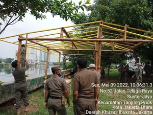 Satpol PP Tertibkan Bangunan Liar Pedagang di Sunter Agung Jakut