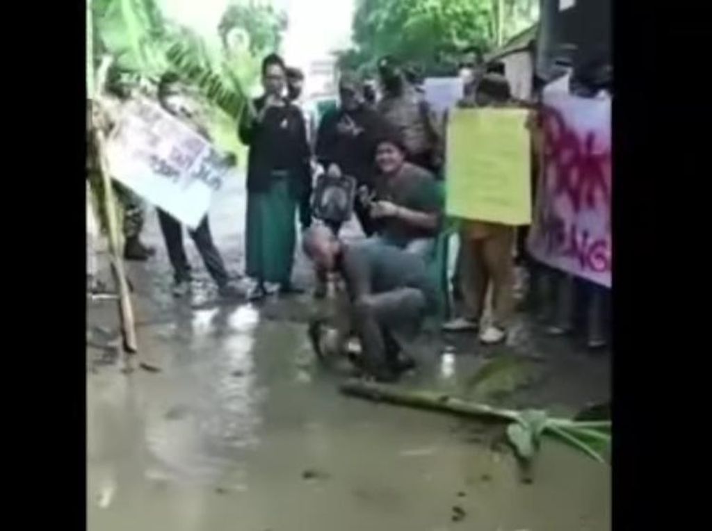 Viral Warga Mandi Lumpur Protes Jalan Rusak Parah di Bogor